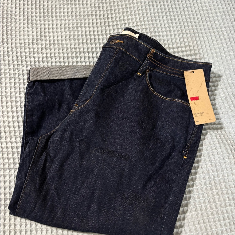 NWT Women’s Levi Denim Capris